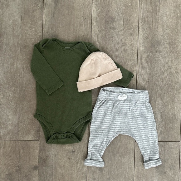 Carter’s 0-3 Month Baby Boy 3 piece matching outfit set
Pants bodysuit & hat - Picture 11 of 12